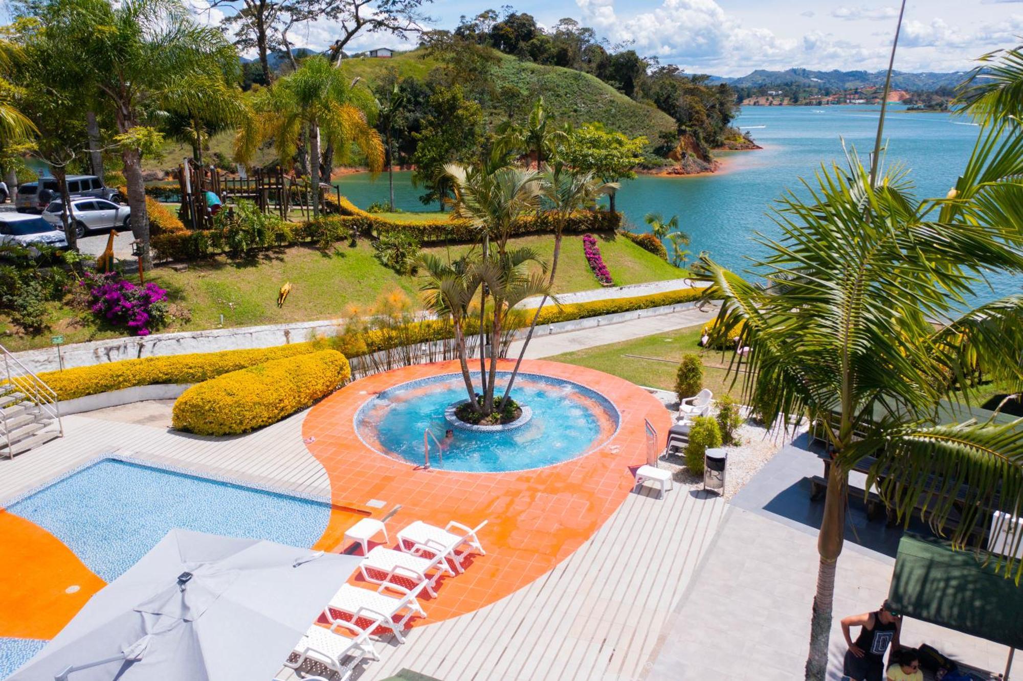 Hotel Los Recuerdos Guatapé Kültér fotó View of the resort